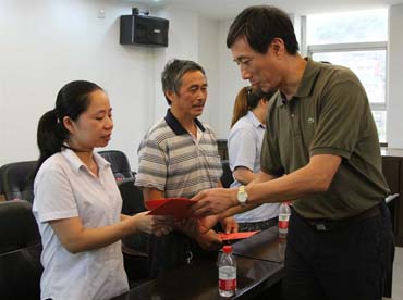 省總工會(huì)黨組書記、副主席陳震一行到順昌虹潤(rùn)精密儀器有限公司慰問困難職工