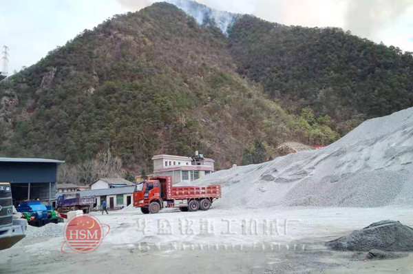 1212型液壓對輥破碎機重慶巫溪縣安裝現(xiàn)場 