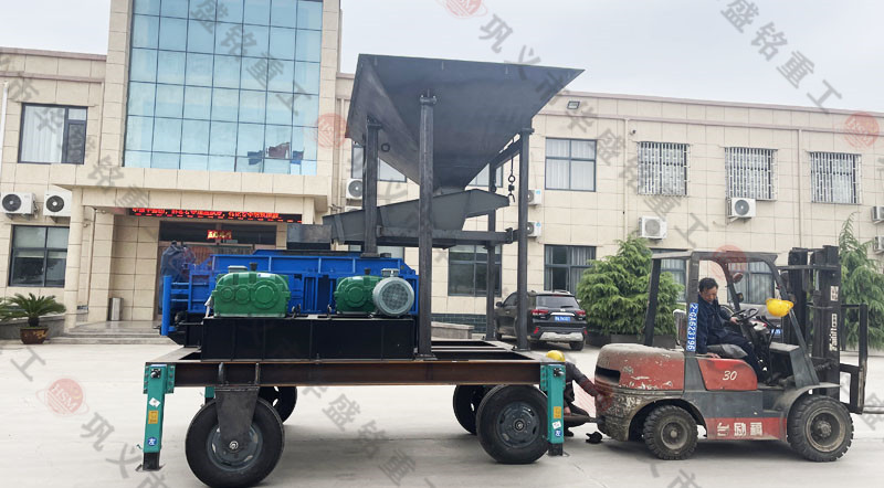 1012移動對輥破碎機時產(chǎn)量多少噸？價格多少錢一臺